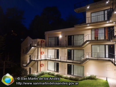 Foto Exterior en atardecer Apart Hotel El Oasis  (San Martín de los Andes)